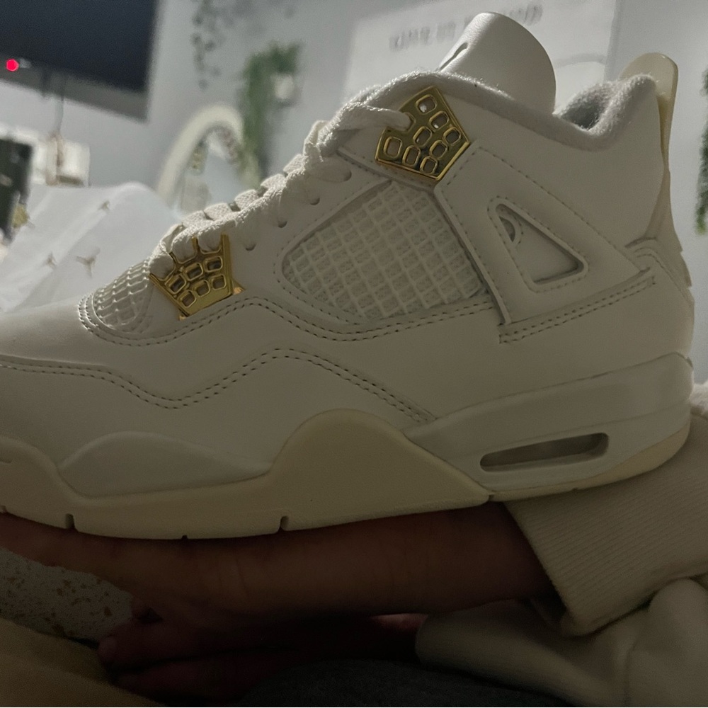 Jordan Air 4 Retro in Sail and Metallic Gold